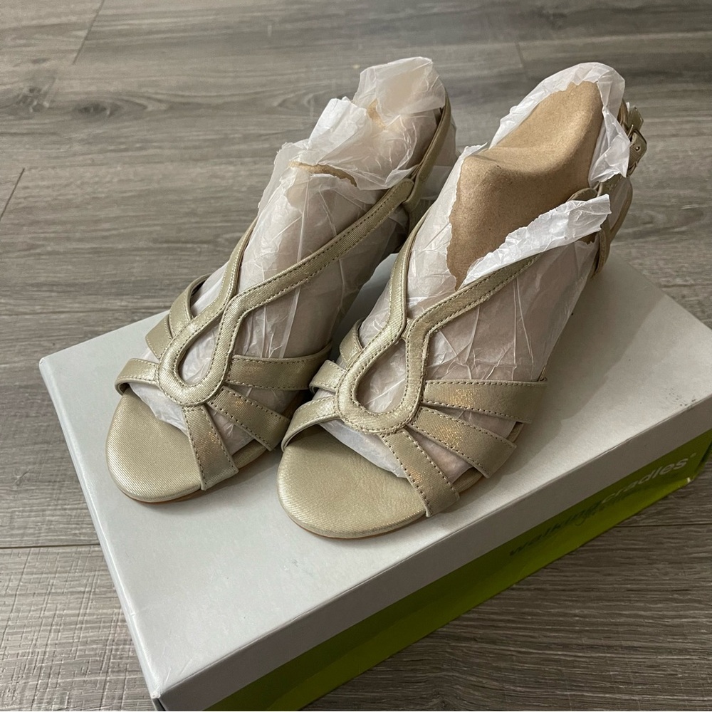 Walking Cradles Leandra Gold Spark Kitten Strap Heels Sandals Comfort Size 7 M